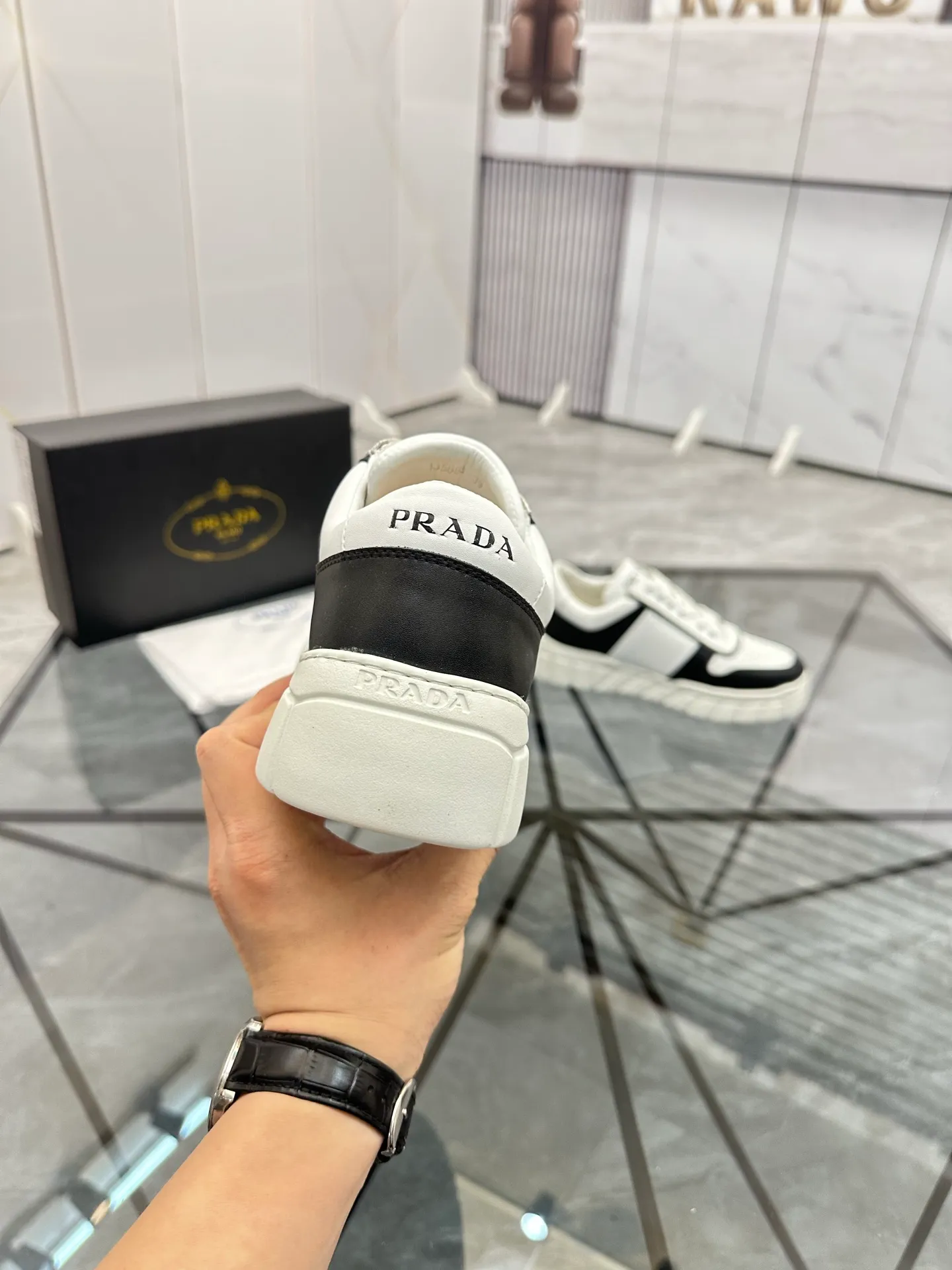 Men's shoes: 💰P420¥ Product trademark: Prada *"Prada*" low-top casual shoes Regular size: 38-44 (can be customized to 45) Product materials: imported cowhide upper, sheepskin lining, original outsole. Number: 020